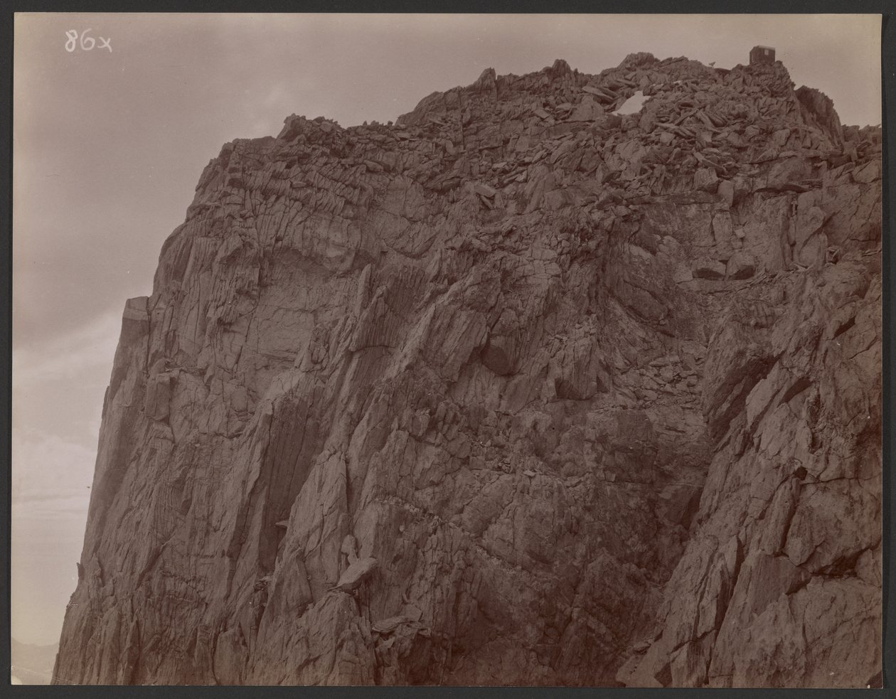 [Cima de la montaña con cobertizo] de George Davidson