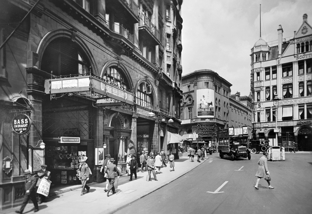 Estación de Piccadilly Circus, entrada de Haymarket, Westminster, Londres, c. 1930s de George Davison Reid
