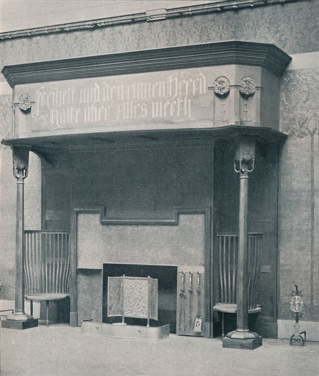 Chimenea diseñada por C. Harrison Townsend con tallado diseñado y ejecutado por George Frampton de Charles Harrison Townsend