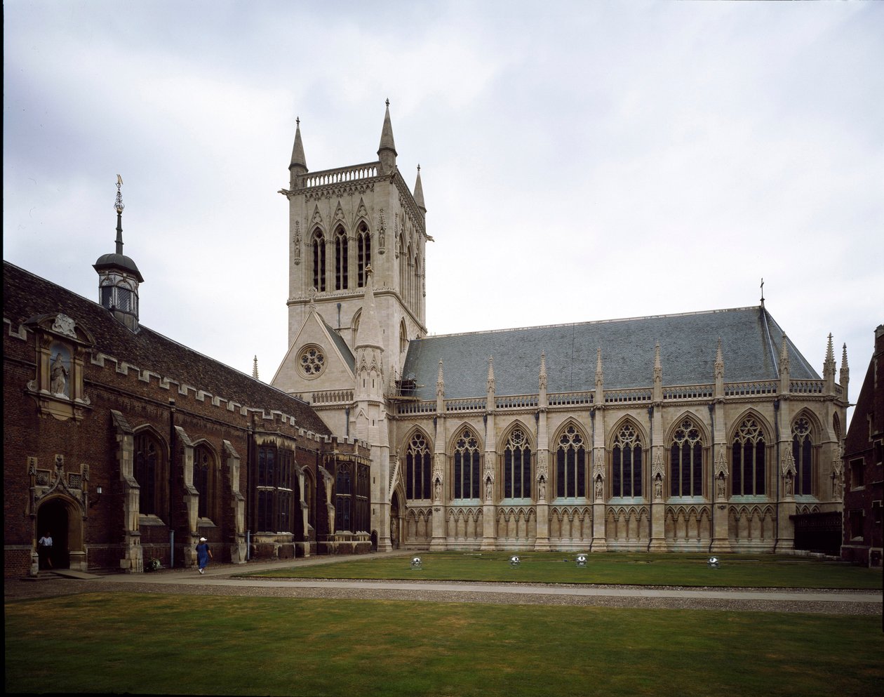 Arte gótico: vista del Saint John College fundado en 1511 por la Condesa de Richmond. La capilla fue construida en 1864 según un proyecto de Sir George Gilbert Scoot. Universidad de Cambridge, Inglaterra de George Gilbert Scott