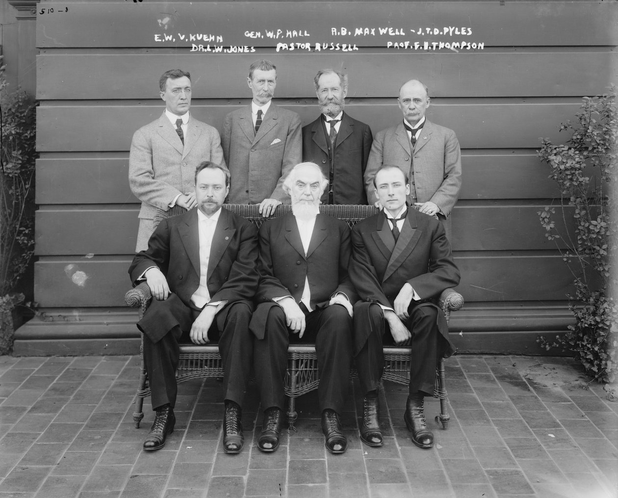 Charles Taze Russell (centro) con Ernest Wilson V. Kuehn, General William P. Hall, Robert B. Maxwell, J.T.D. Pyles, Dr. Leslie W. Jones, Profesor F.B. Thompson, 1911 de George Grantham Bain