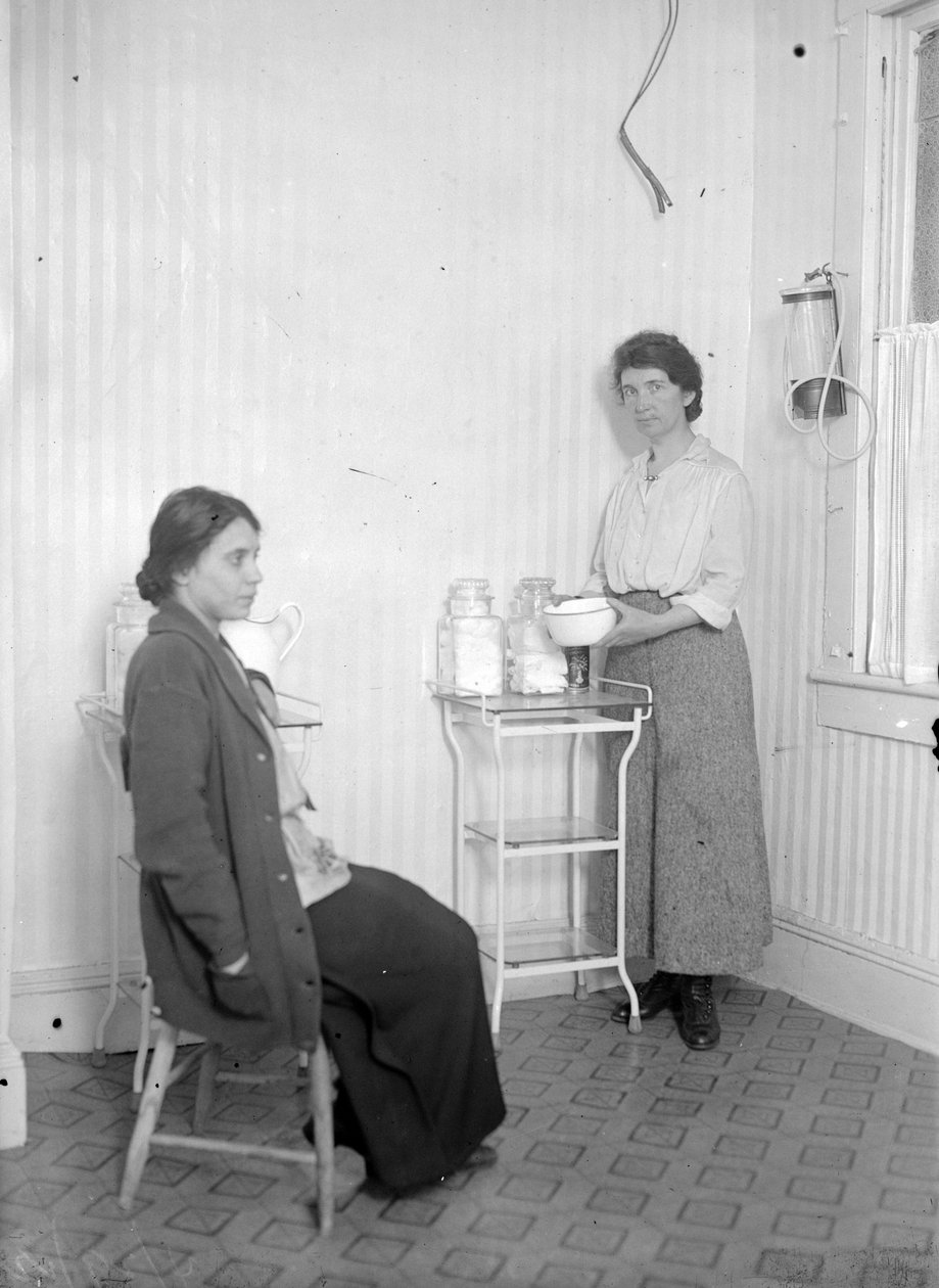 Margaret Sanger con su colega Fania Mindell, en la clínica en Brownsville, Brooklyn, c.1916 de George Grantham Bain