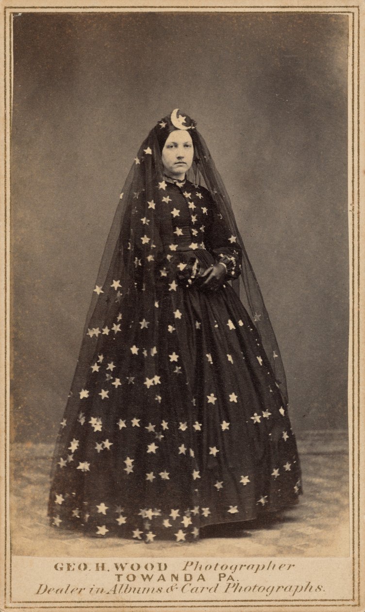 Mujer disfrazada de Reina de la Noche,c. 1860 (foto) de George H. Wood