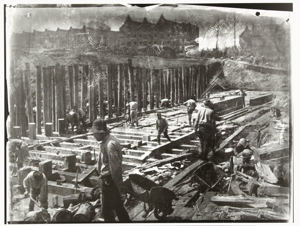Trabajadores de la construcción en el trabajo en un pozo de construcción en Van Diemenstraat en Amsterdam de George Hendrik Breitner