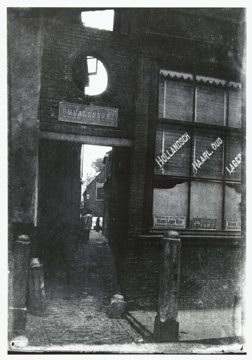 Ver a través de Omvalspoort en Haarlem de George Hendrik Breitner