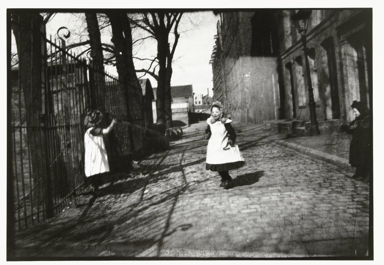 Niños jugando frente a la entrada del taller de Breitner en Prinseneiland, Ámsterdam de George Hendrik Breitner