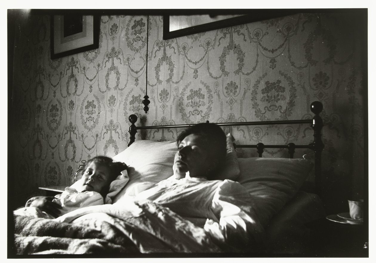 Marie Breitner y una chica despertándose en la cama de George Hendrik Breitner