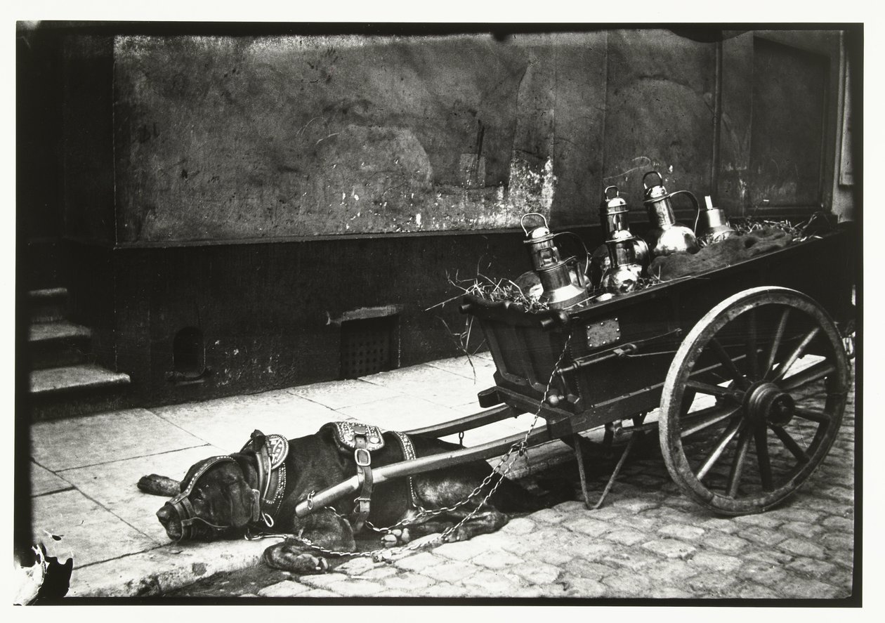 Perro tirando estirado frente a un carro con autobuses de George Hendrik Breitner