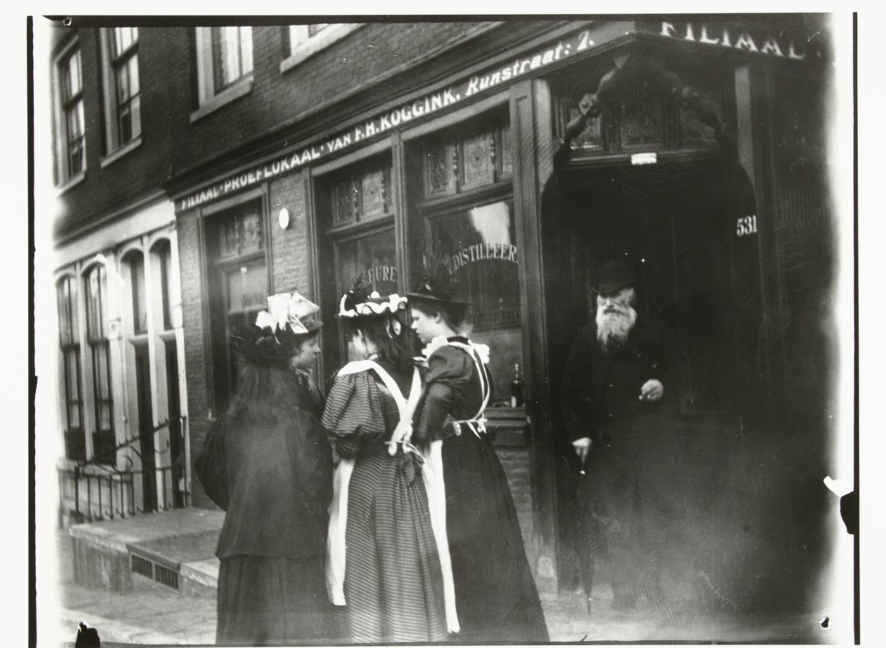 Cuatro mujeres jóvenes en la calle frente a la sala de degustación Koggink en Runstraat en Amsterdam de George Hendrik Breitner