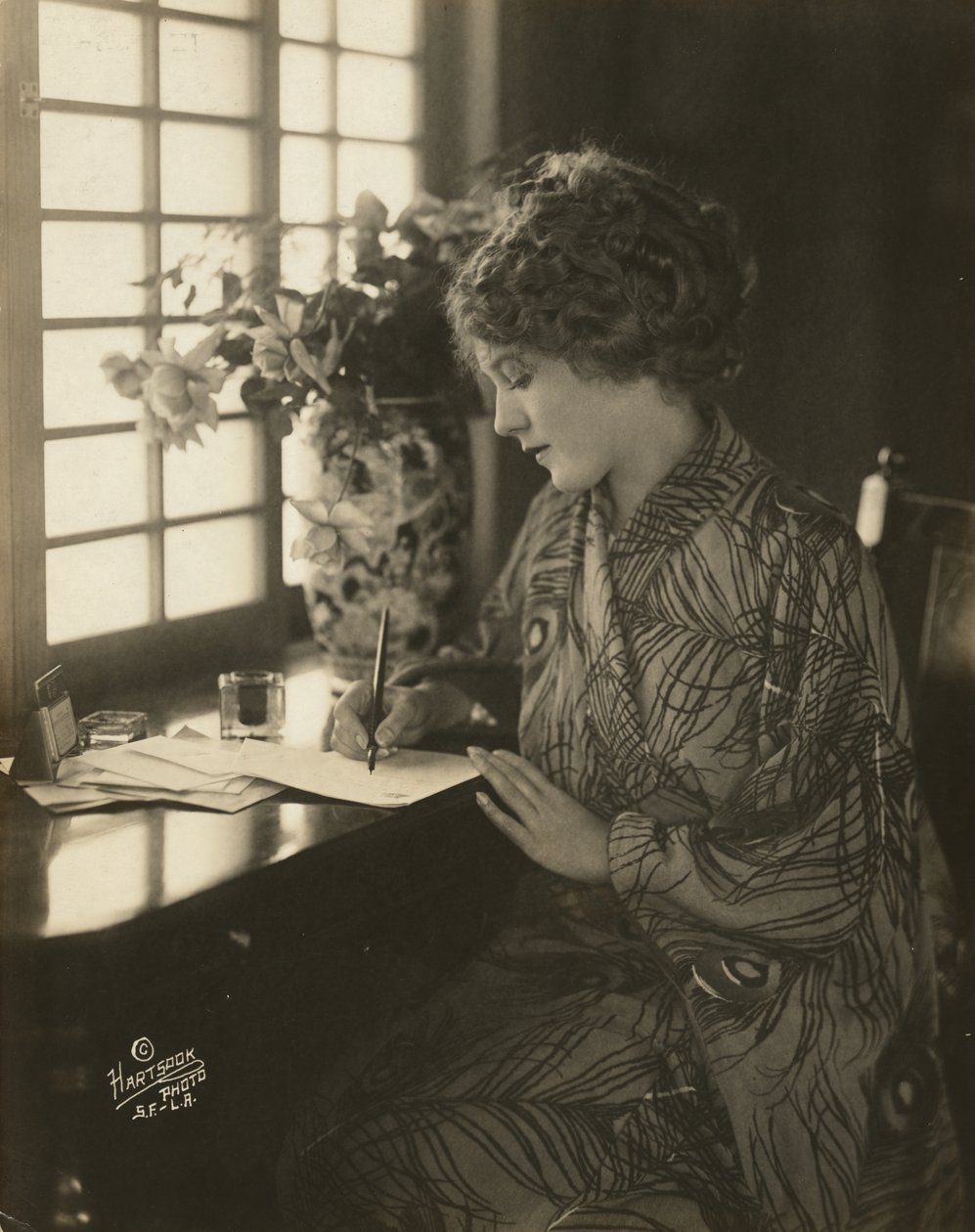 Mary Pickford, vistiendo un kimono, escribiendo en un escritorio, c.1918 (fotografía en b/n) de Bartolome Esteban and studio Murillo