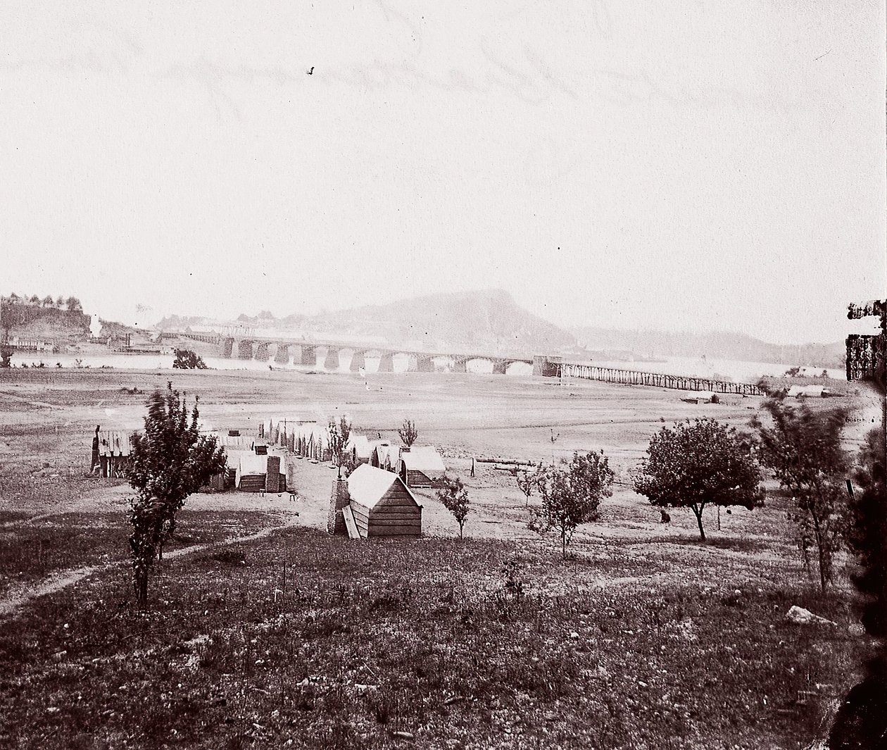 Campamento de constructores de puentes frente a Chattanooga, ca. 1864 de George N. Barnard
