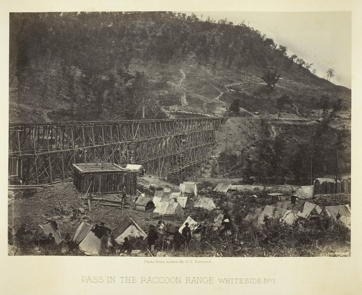 Paso en la cordillera Raccoon, Whiteside nº 1 de George N. Barnard