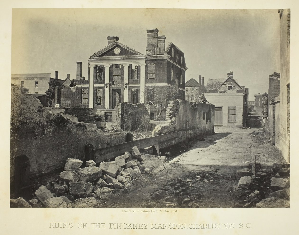 Ruinas de la Mansión Pinckney, Charleston, S.C. de George N. Barnard