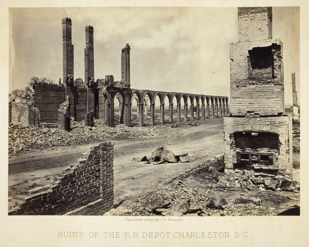 Ruinas del depósito ferroviario de Charleston, Carolina del Sur de George N. Barnard