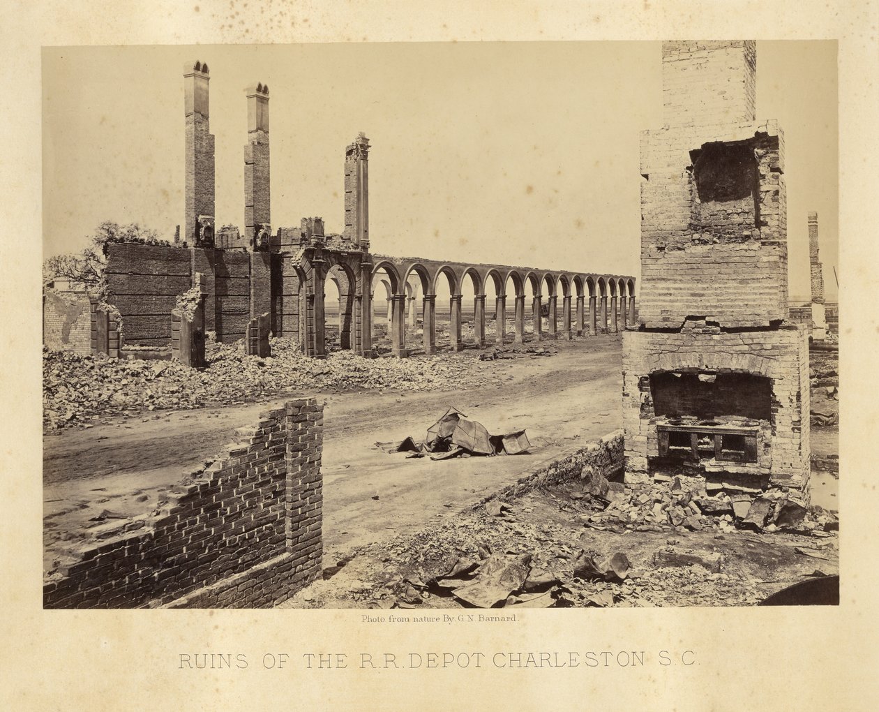 Ruinas de la estación ferroviaria, Charleston, Carolina del Sur de George N. Barnard