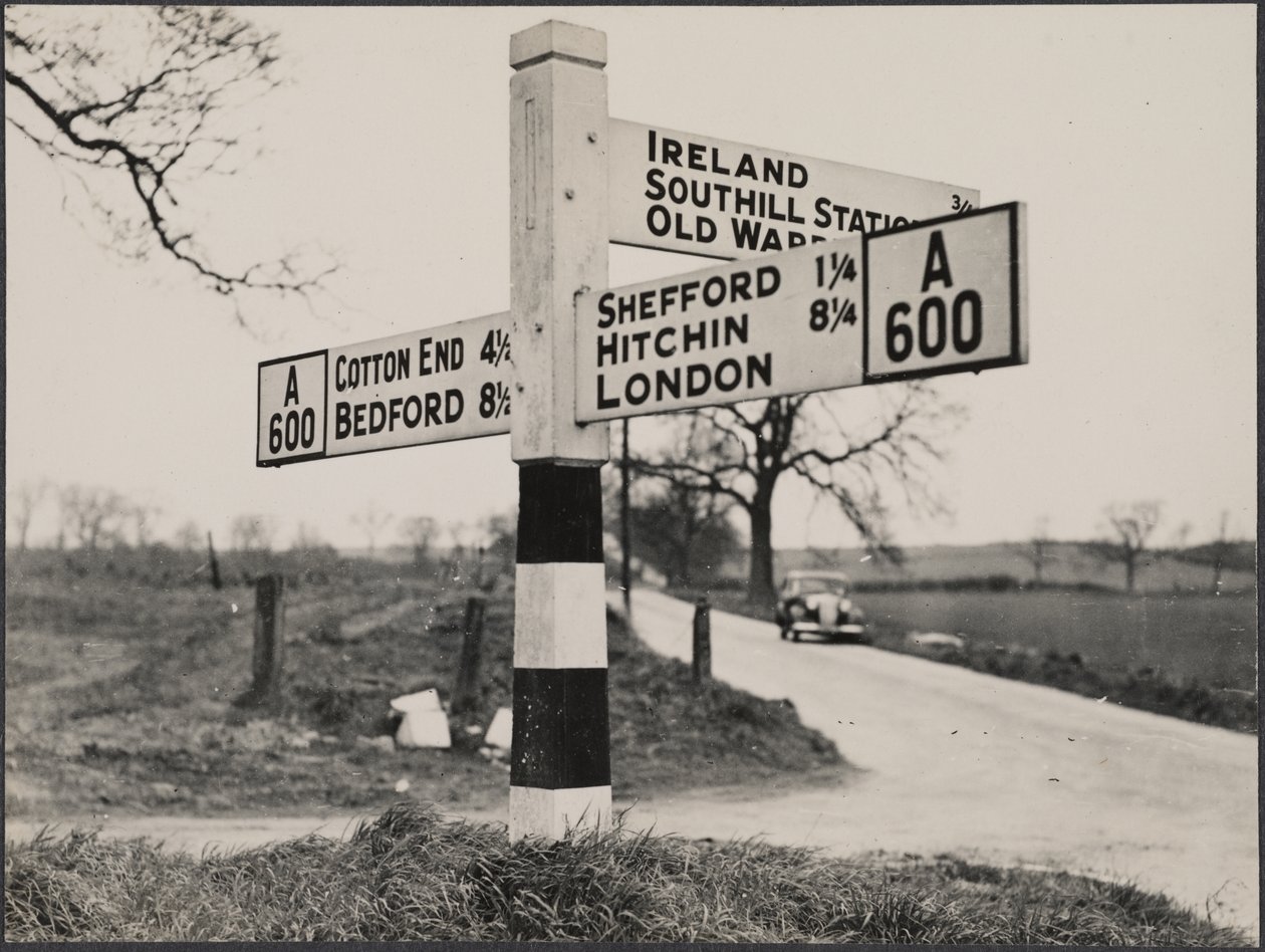 Una señal de tráfico entre Bedford y Shefford, c.1940-60 (foto) de George R. Long
