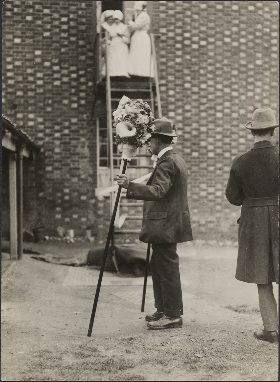 Un hombre sujeta tutti poles durante el Festival Hocktide en Hungerford de George R. Long