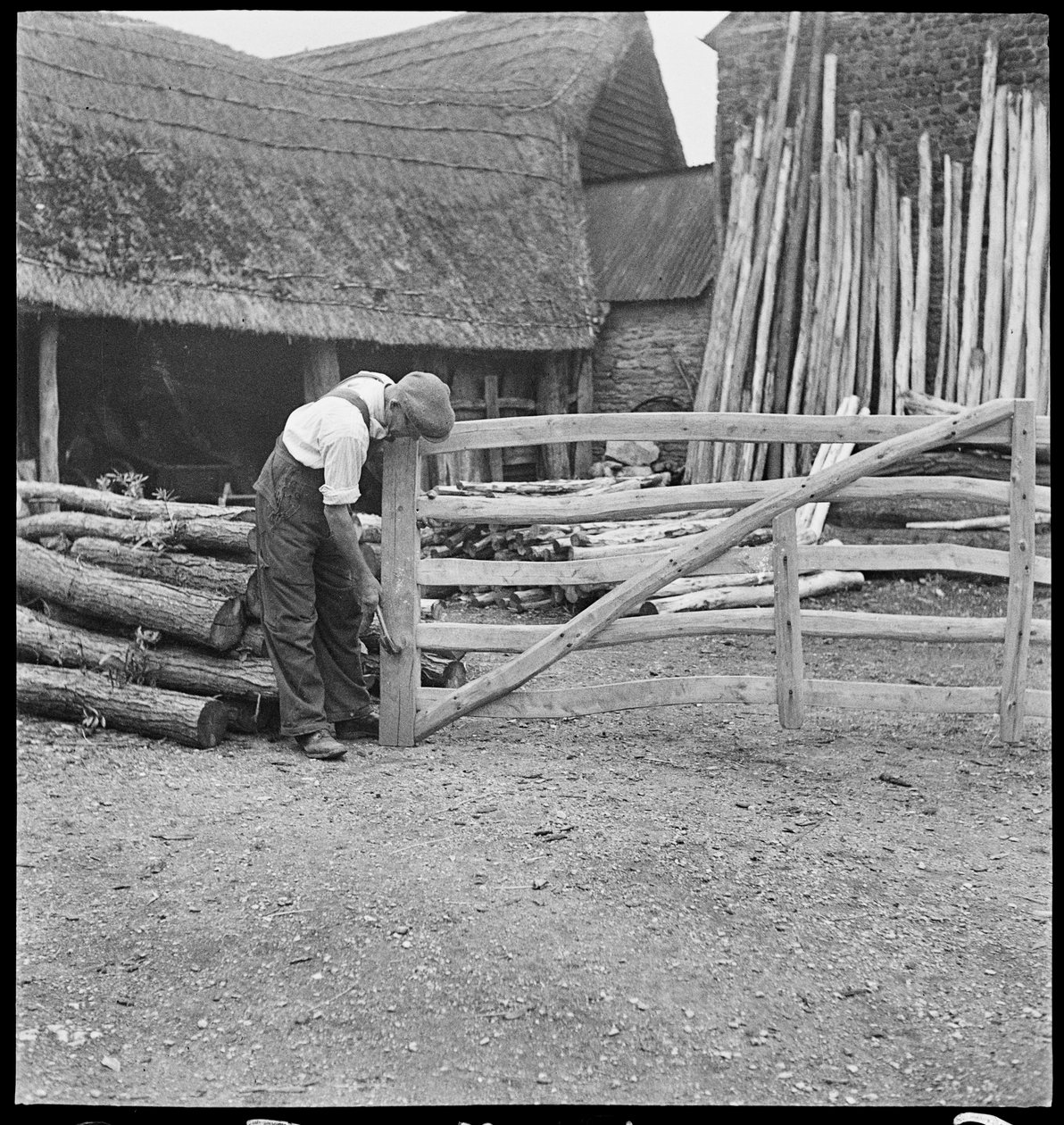Un hombre construyendo una verja en el pueblo de Aston, 1930-50 (foto) de George R. Long