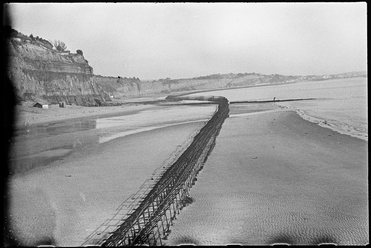 Playa de Shanklin, mostrando el andamiaje del Almirantazgo serpenteando a lo largo de la costa de George R. Long