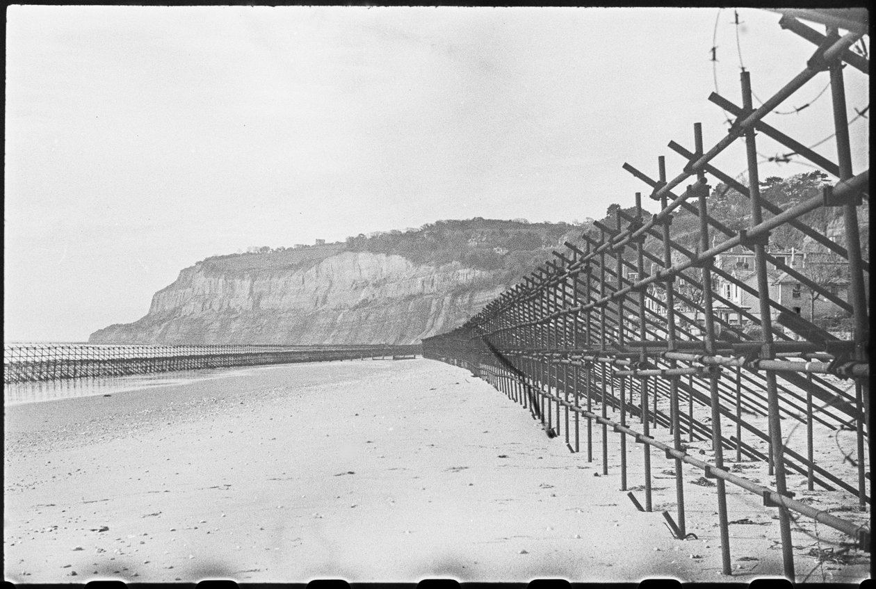 La playa de Shanklin, mostrando dos hileras de andamios del Almirantazgo. de George R. Long