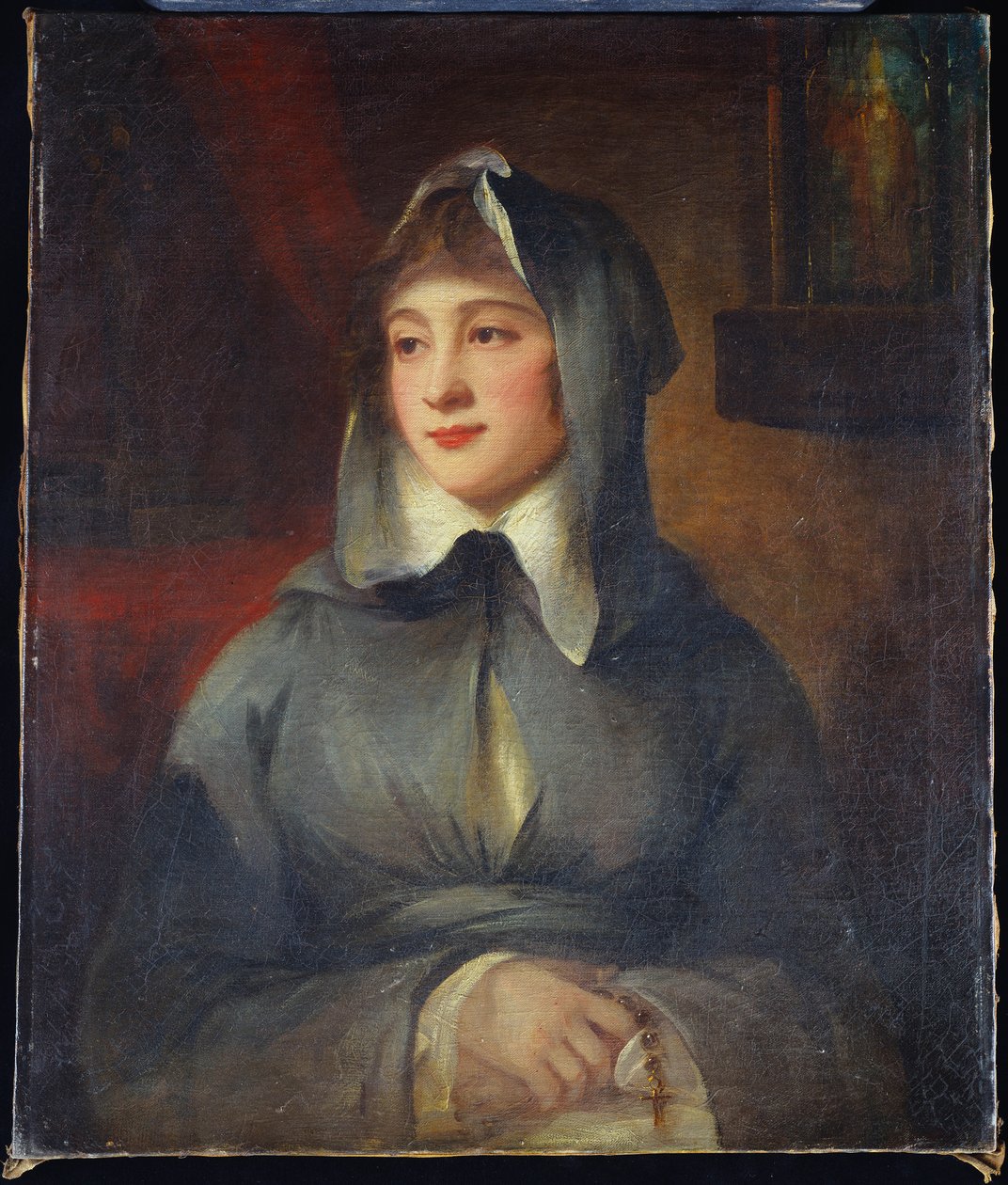 Retrato de una dama, medio cuerpo, como monja, sosteniendo un rosario, junto a un santuario en un interior de George Romney