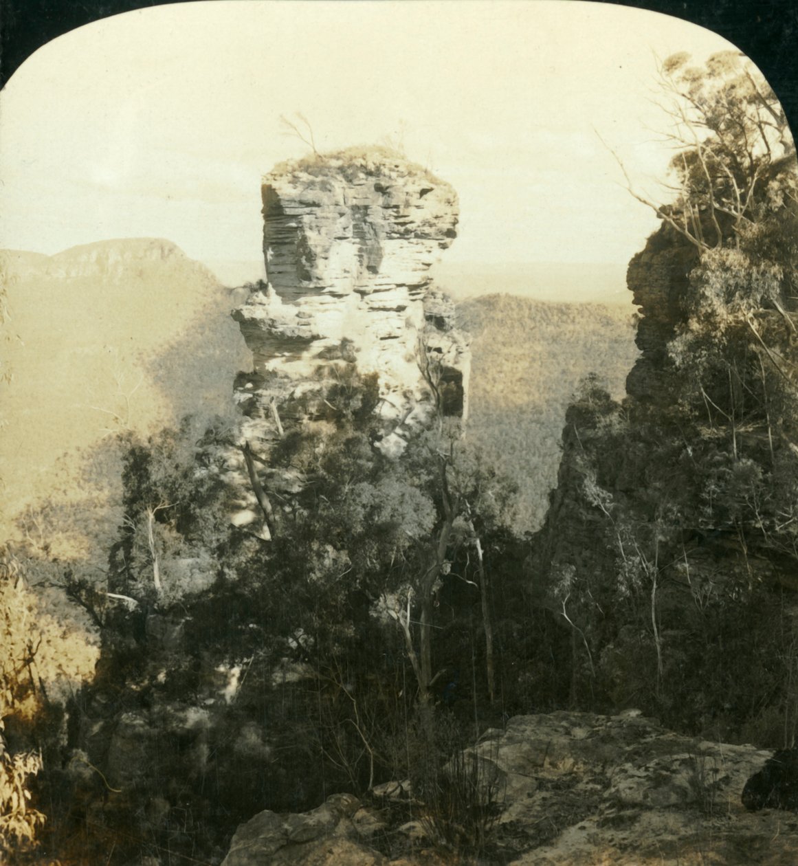 Las Rocas del Huérfano y la Cara India,...Montañas Azules, N.S.W., Australia, 1909 de George Rose
