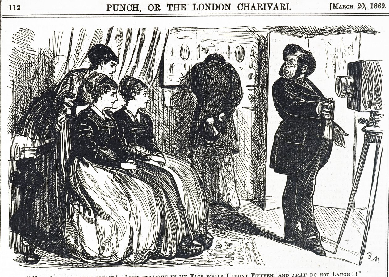 Caricatura que representa a un fotógrafo de retratos pomposo pidiendo lo imposible al sujeto de George du Maurier
