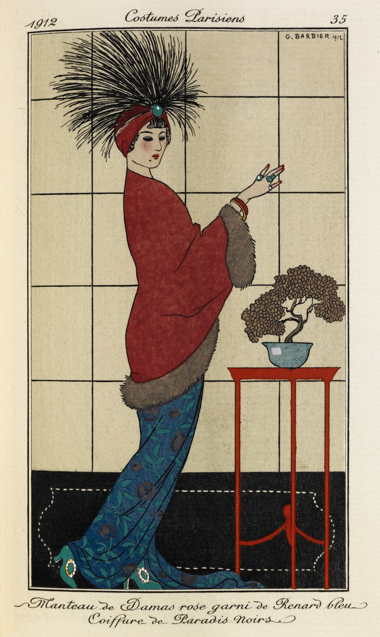 Manteau de Damas rose garni de Renard bleu Coiffure de Paradis noirs. Costumes Parisiens nº 35. La mujer lleva un abrigo rosa damasco forrado de pieles sobre un vestido azul estampado, y un tocado de plumas con una piedra azul de Georges Barbier