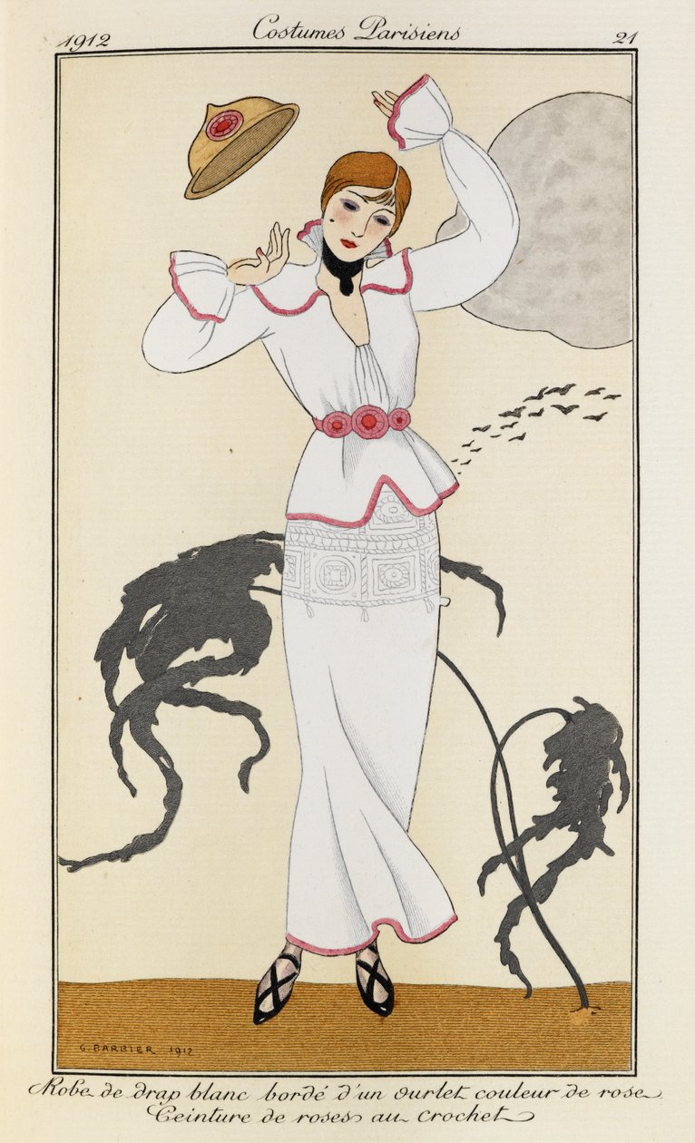 Bata de pañuelo blanco con bordado de un volante de color rosa. Ceinture de roses au crochet. Costumes Parisiens nº 21. La mujer lleva un vestido de tela blanca adornado con un dobladillo de color rosa y un cinturón rosa. También lleva tacones negros y un  de Georges Barbier