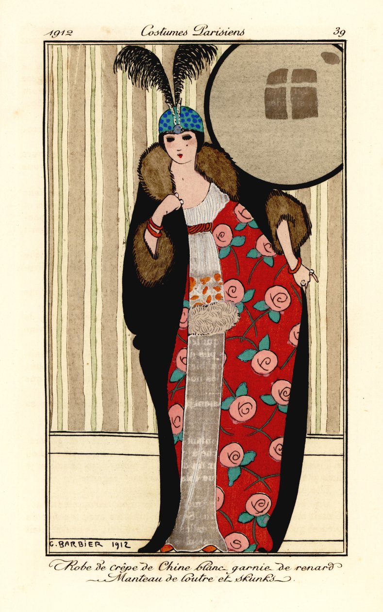 Mujer con vestido de crepe de chine blanco, capa de piel de nutria y mofeta forrada con motivos florales, gorro de calavera con plumas. Robe de crepe de chine blanc garnie de renard, manteau de loutre et skunks. Grabado pochoir (plantilla) coloreado a mano de Georges Barbier