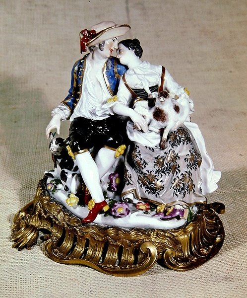 Figuras de Meissen de un pastor y una pastora, montadas en bases de rocalla estilo Luis XV de German School