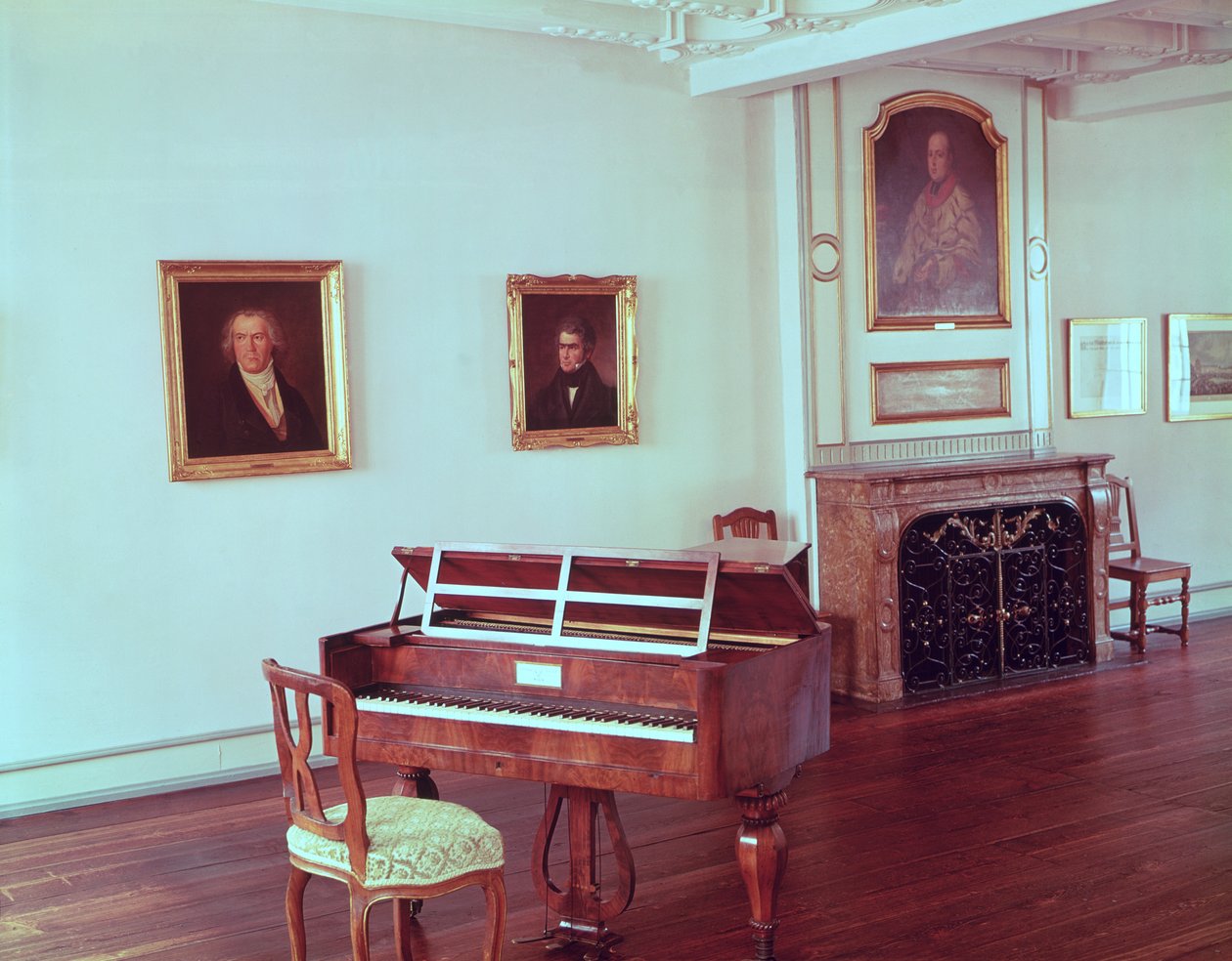 Vista de una habitación con un piano de cola perteneciente a Ludwig van Beethoven (1770-1827) de German School