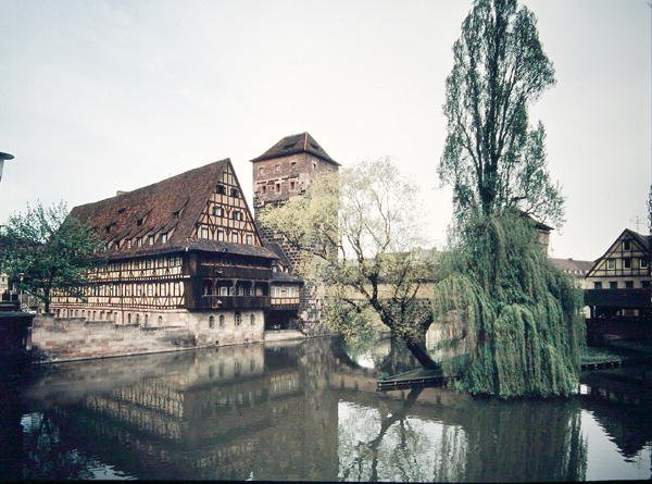 Vista del Weinstadel, construido 1446-48 de German School