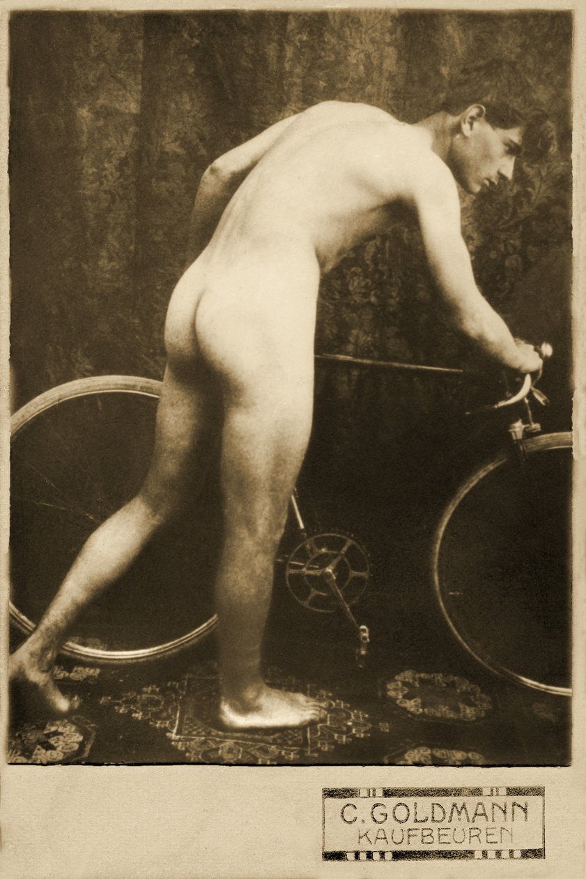 Tarjeta de gabinete de un ciclista desnudo, c.1898 (Fotografía en sepia) de German Photographer