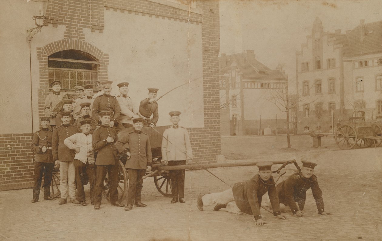 Soldados alemanes tirando de un carruaje. Postal enviada en 1913. de German Photographer