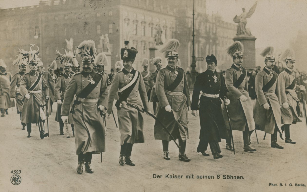 El Kaiser Guillermo II de Alemania con sus seis hijos. Postal enviada en 1913. de German Photographer