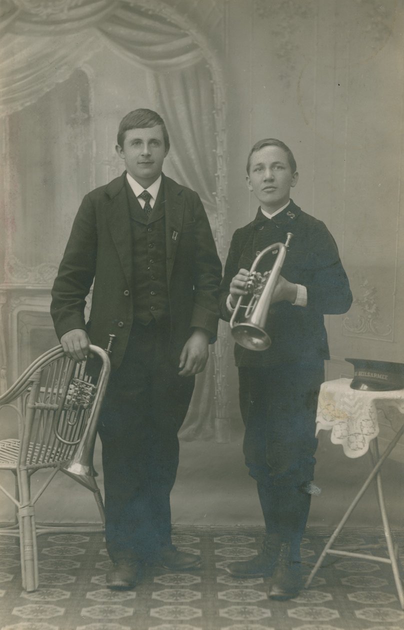 Tarjeta postal de dos jóvenes con trompetas, uno de ellos con uniforme del Heilsarmee, enviada en 1913 (fotografía en blanco y negro). de German Photographer