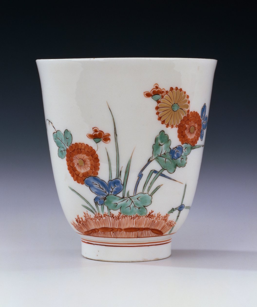Un vaso acampanado Bottger Kakiemon pintado con crisantemo y hierbas de German School