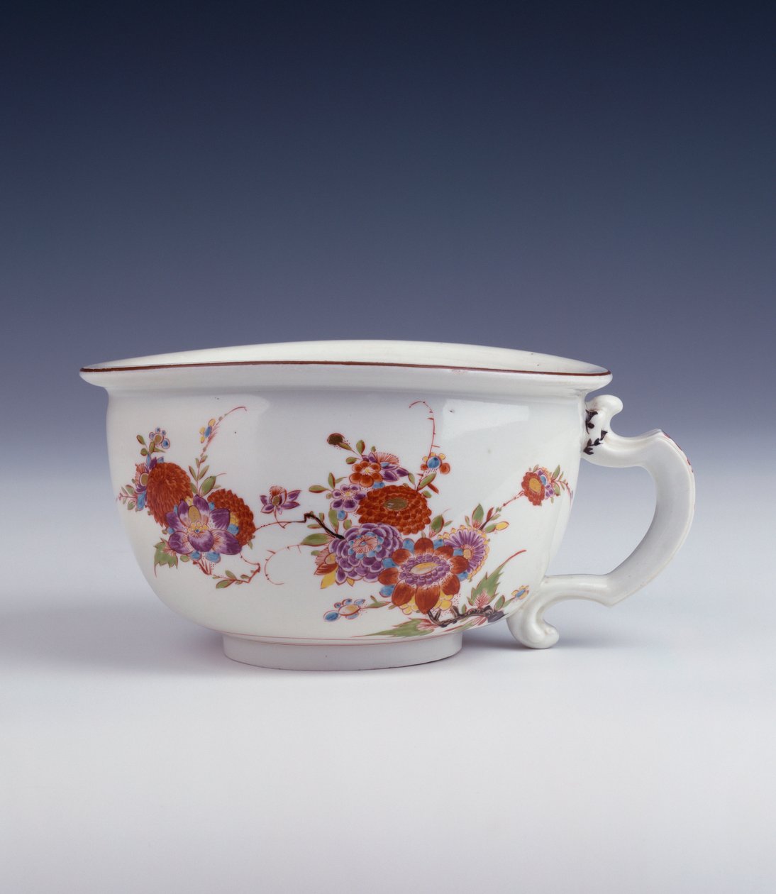 Un bourdaloue de Bottger de forma oval irregular pintado al estilo de Johann Ehrenfried Stadler, c.1725 de German School