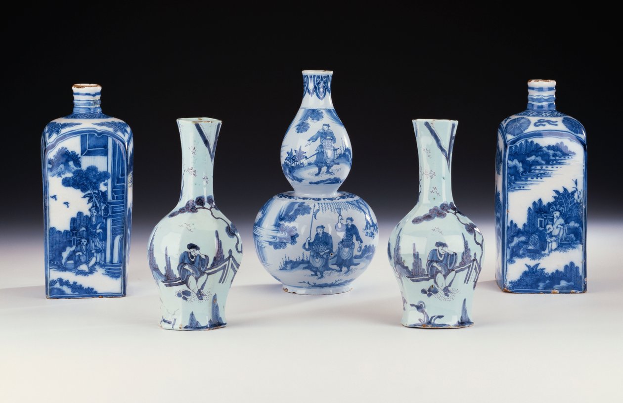 Una selección de cerámicas azules y blancas de Frankfurt en estilo chino, incluyendo dos frascos de licor azules y blancos de Frankfurt, un par de jarrones octogonales Yan Yan de Frankfurt y un jarrón de calabaza doble azul y blanco de Frankfurt, c.1700-10 de German School