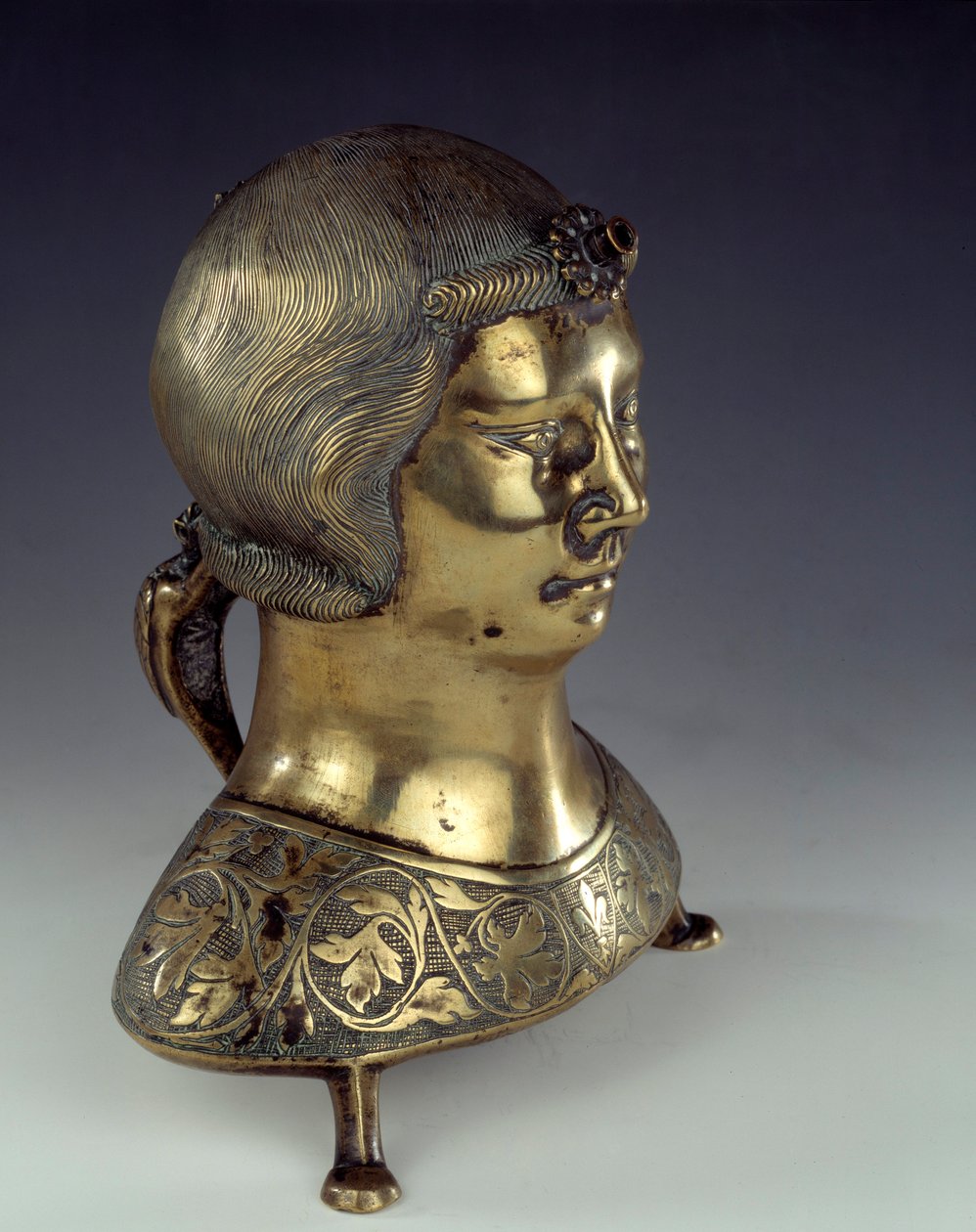 Aquamanile (cuenco para lavar las manos del sacerdote durante la misa) en bronce dorado en forma de busto de joven. 1300-1325. De Hildesheim. París, museo nacional de la Edad Media, Termas de Cluny de German School
