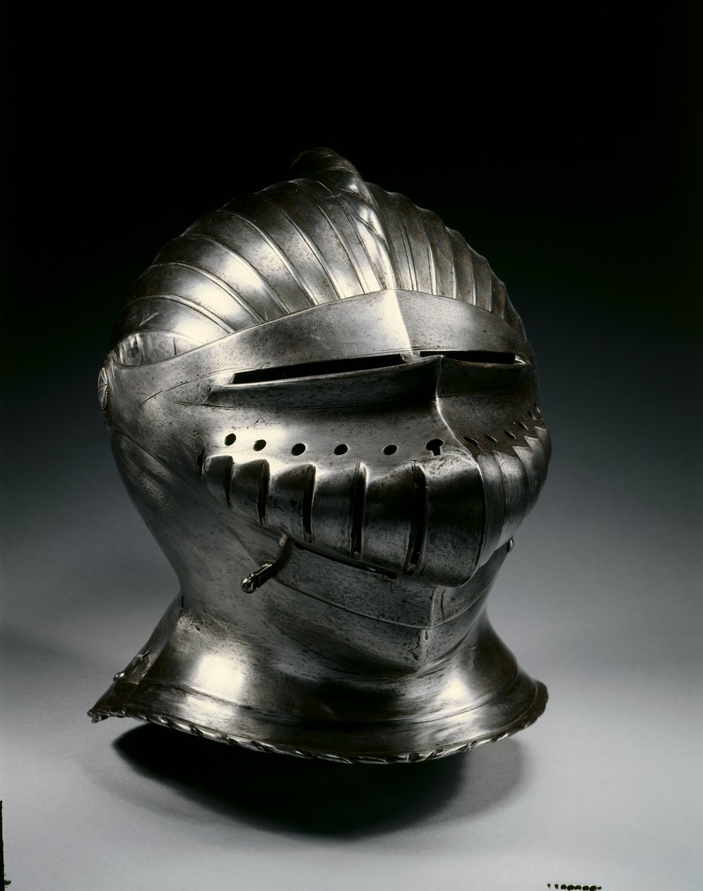Casco cerrado en estilo Maximiliano, c.1510-30 de German School