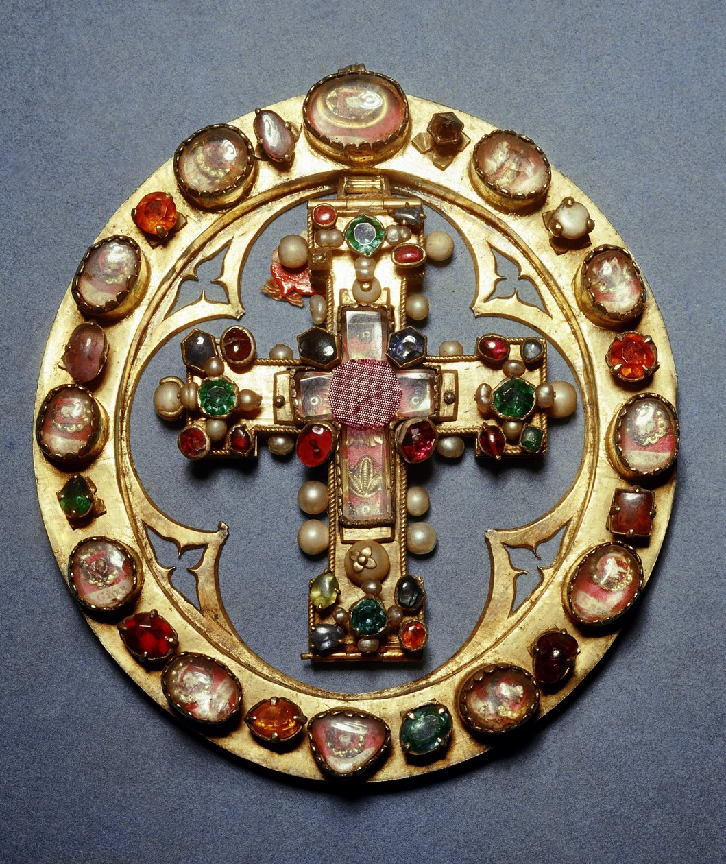 Cruz de oro y piedras de fabricación alemana de German School