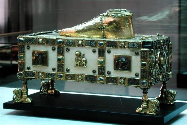 Altar portátil de San Andrés, también conocido como el Santuario de Egbert, hecho por el taller de orfebres patrocinado por el Arzobispo Egbert de Trier, c.980-990 de German School