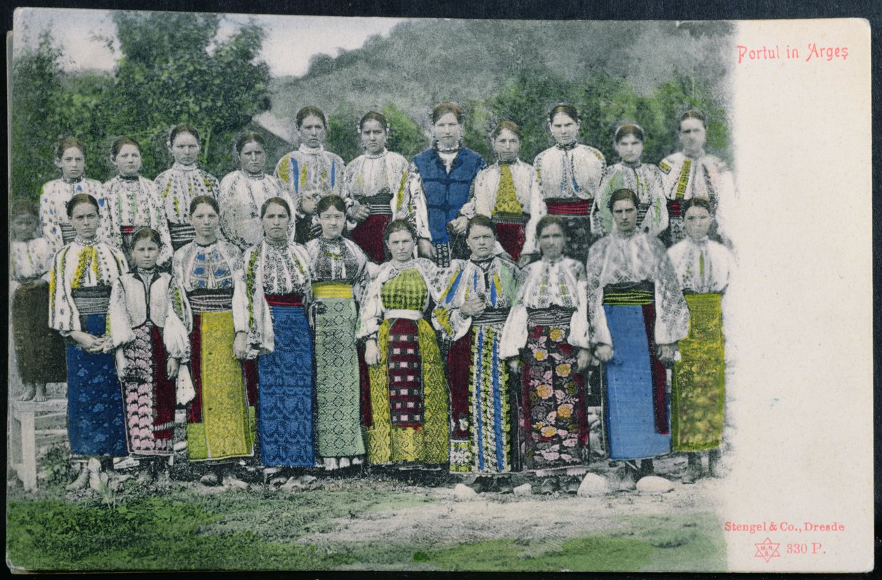 Postal que representa el traje tradicional rumano en la región de Arges, c.1900-10 de German School