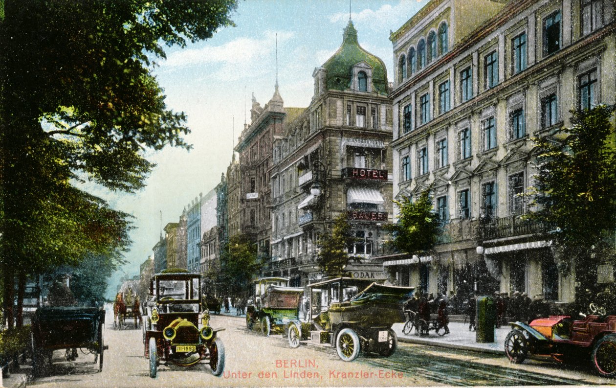 Postal que muestra Unter den Linden y Kranzler-Eck en Berlín, c.1910 de German School