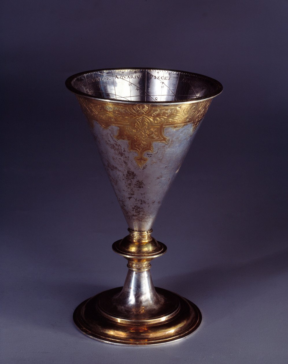 Instrumento científico: reloj de sol en forma de cáliz hecho en oro y plata. Escuela alemana. Finales del siglo XVI principios del XVII. Enouen, Museo del Renacimiento de German School
