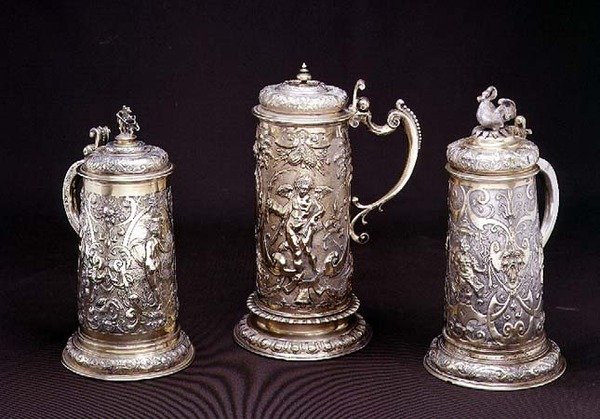 Jarra cilíndrica de plata dorada por Paul Hubner, Augsburgo 1590; jarra cilíndrica de plata dorada por Tobias Kramer, Augsburgo 1620; jarra cilíndrica de plata dorada parcial por Paul Hubner, Augsburgo 1590, siglos XVI-XVII de German School