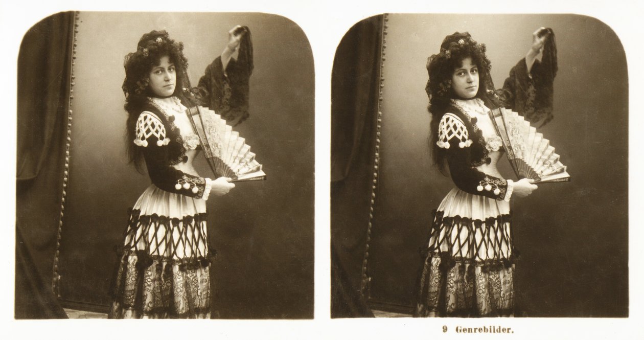 Tarjeta estereoscópica que representa a una joven con traje tradicional español de la zona de Aragón, c.1900 de German School