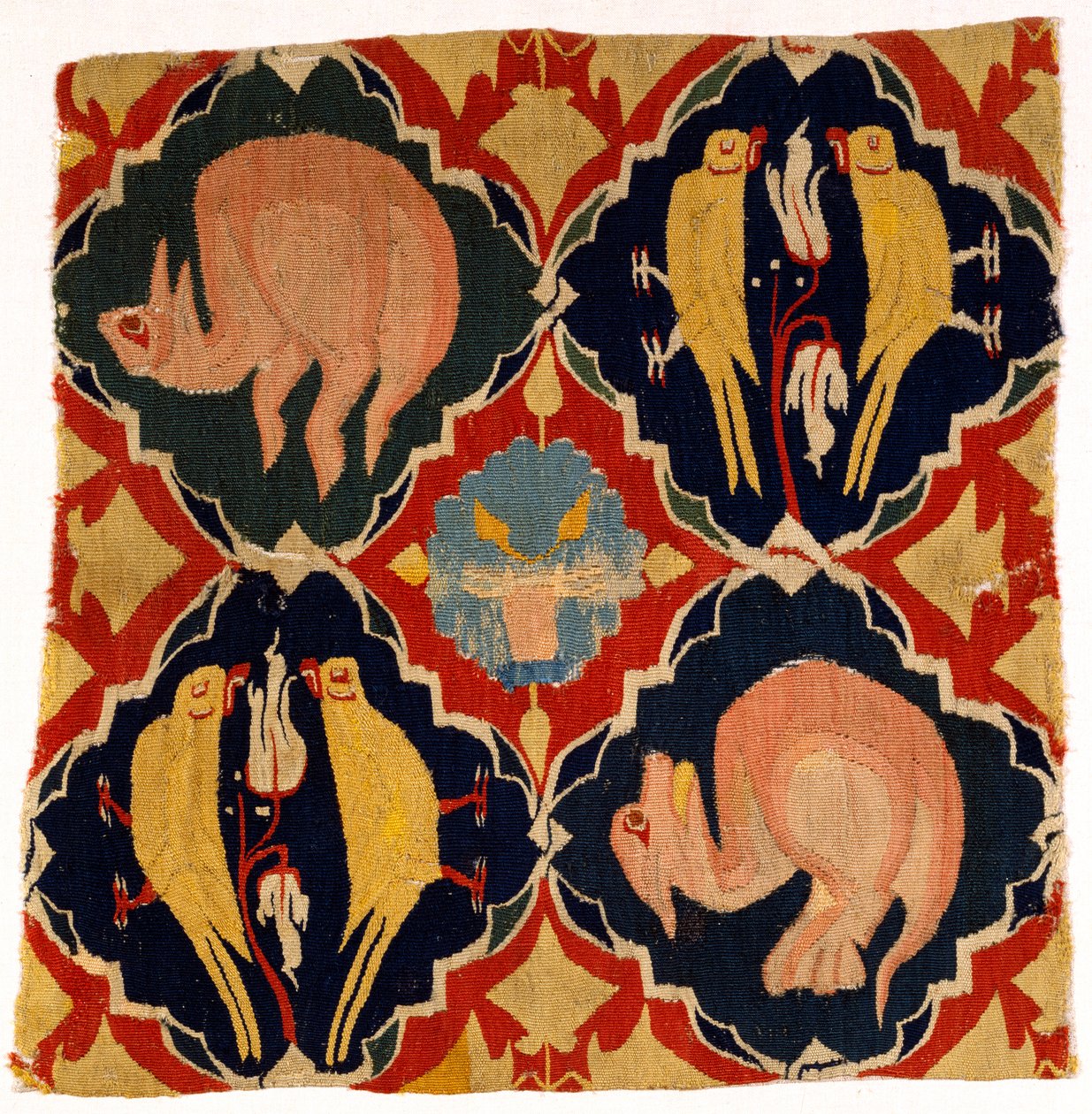 Fragmento de tapiz con aves y bestias, de Franconia o el Alto Rin de German School